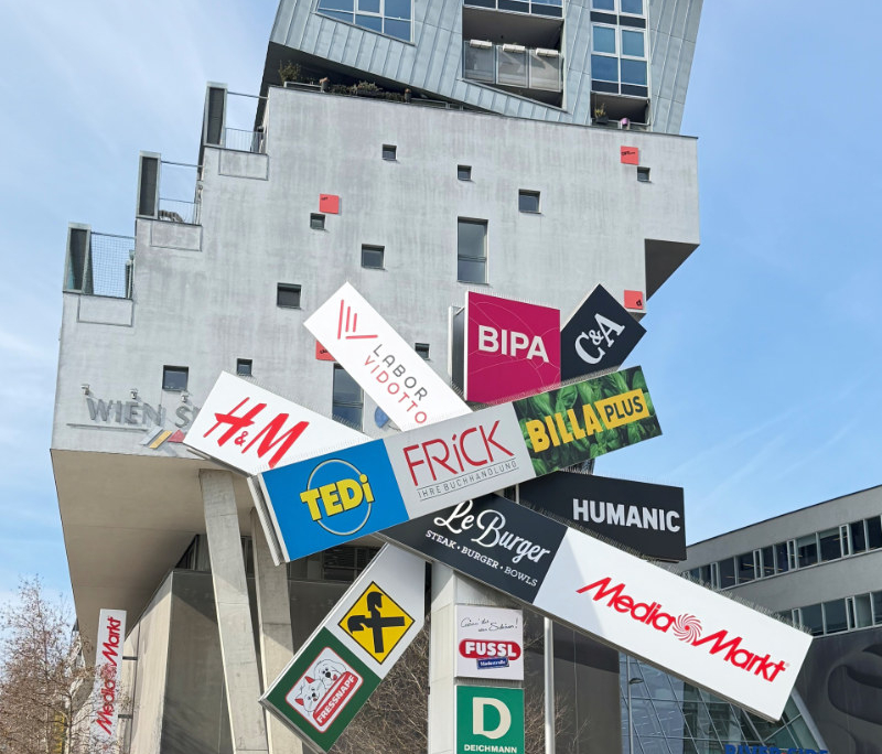 Werbebaum vor Riverside mit Vidotto Schild