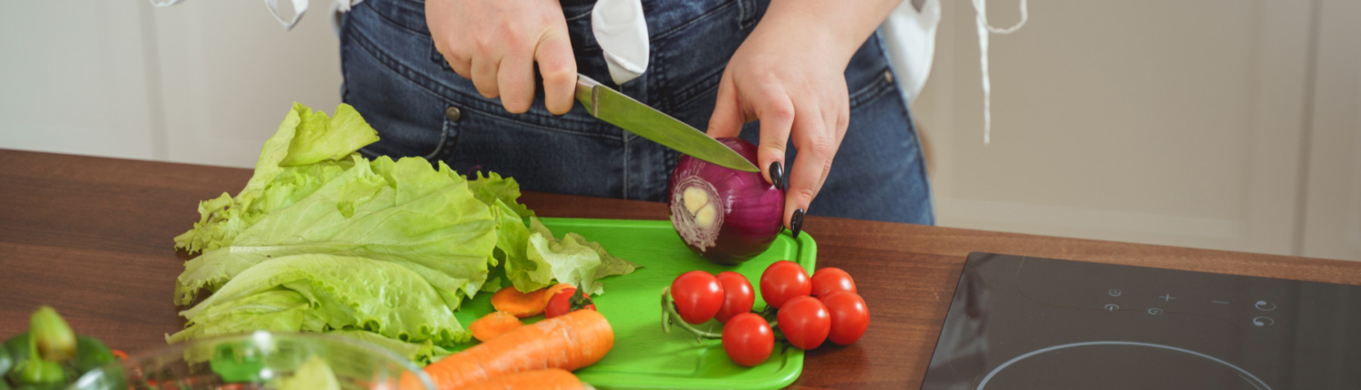 Close up of female hands that cutting onion